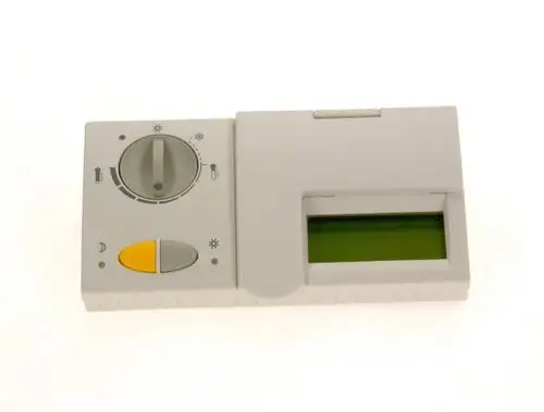 Thermostat von Bosch mit Drehregler und LCD-Display. Tasten zur Temperaturregelung und Anzeige von Heiz- oder Kühloptionen. Grafiken zur Temperaturanzeige sind sichtbar.